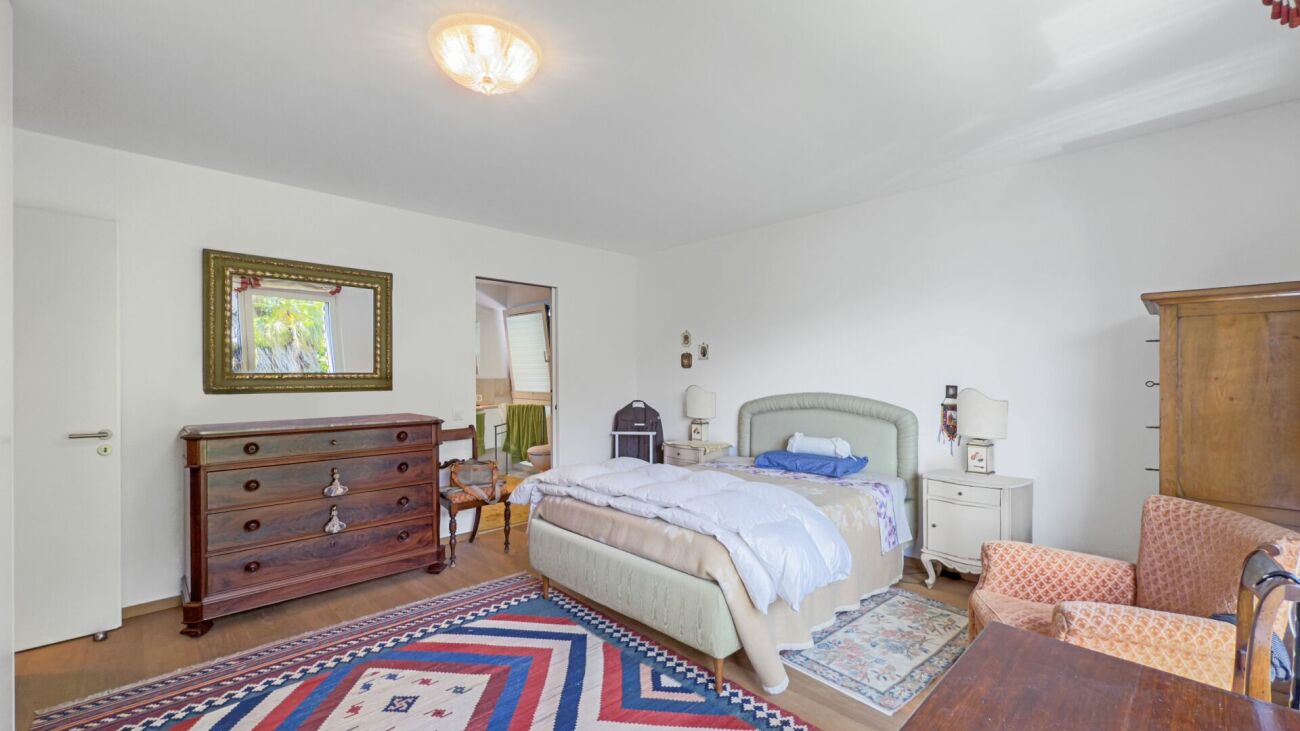 Schlafzimmer mit klassischer Möblierung
