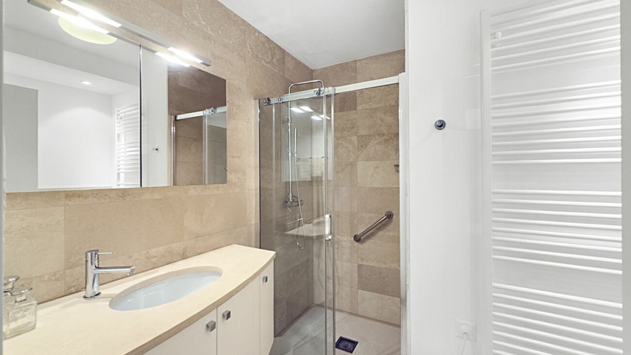 Modernes Badezimmer mit begehbarer Dusche