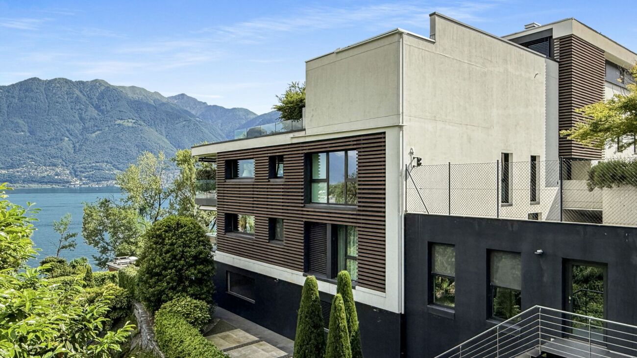 Moderne Seelage-Immobilie mit Bergblick