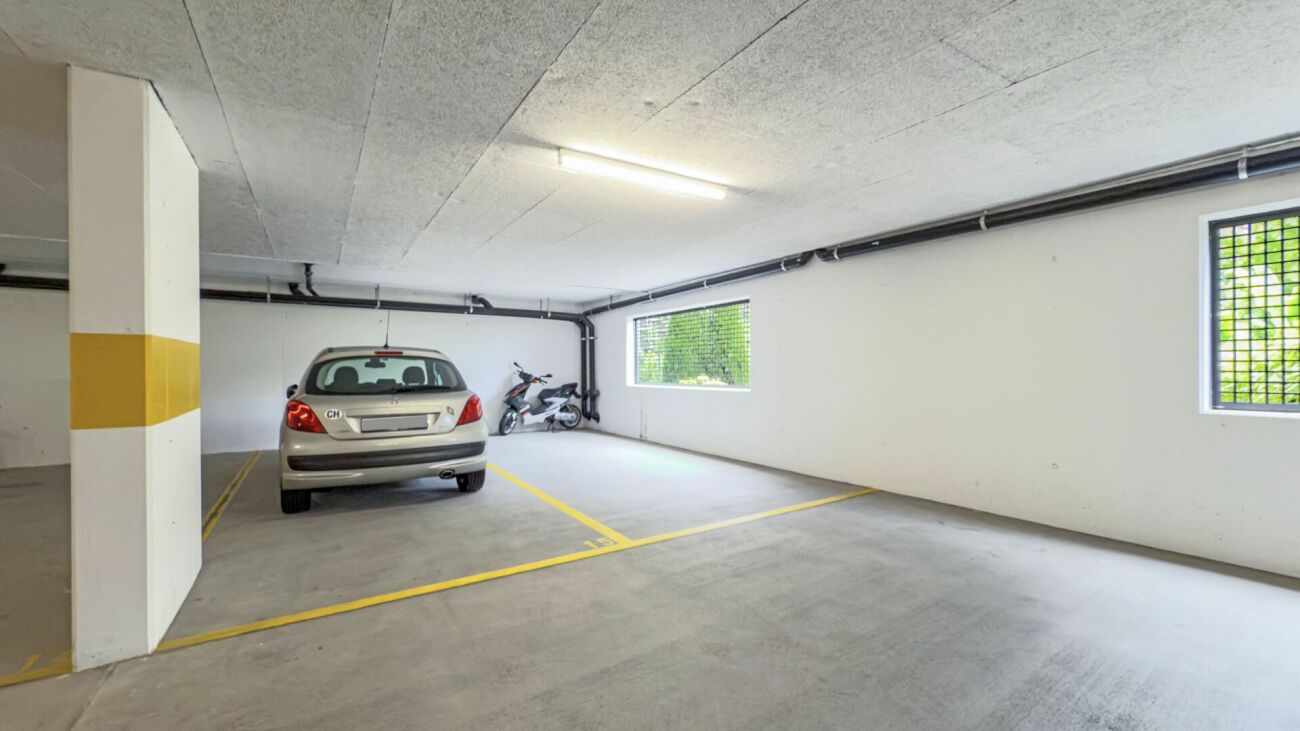 Tiefgarage mit Fahrzeugen