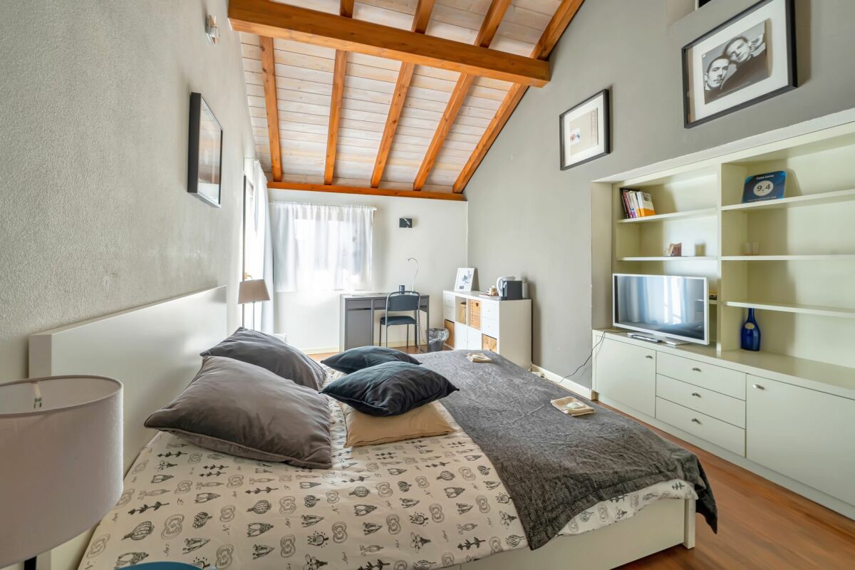 Schlafzimmer mit sichtbarem Dachstuhl