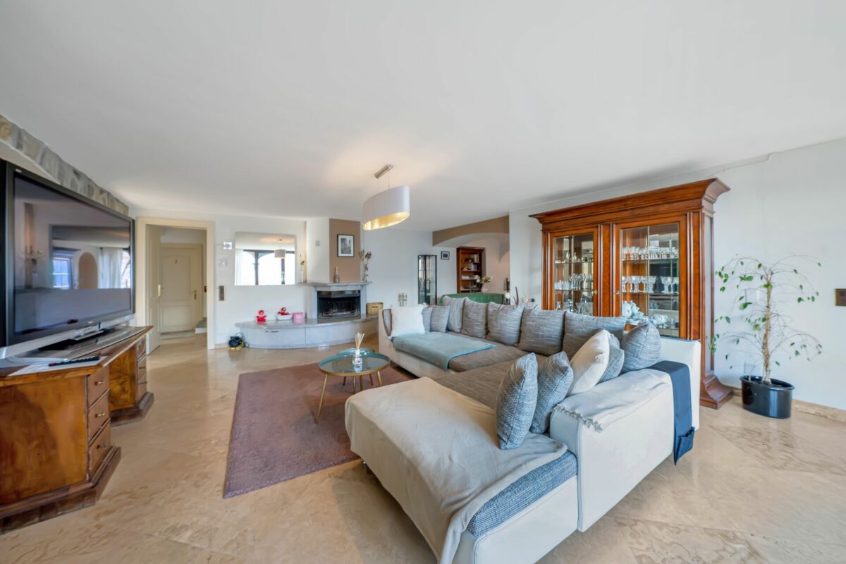 Großzügiges Wohnzimmer mit Wohnlandschaft und Kamin