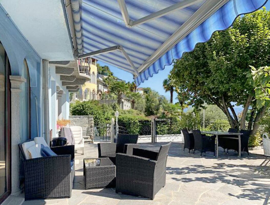 Terrasse mit Markise und Sitzbereich