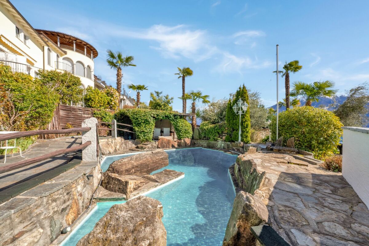 Außenbereich mit Pool und mediterraner Gartenanlage