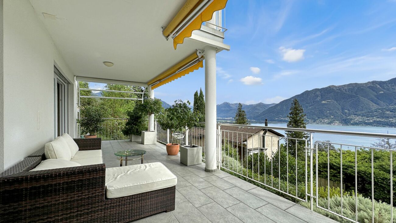 Balkon mit Seeblick und Bergpanorama