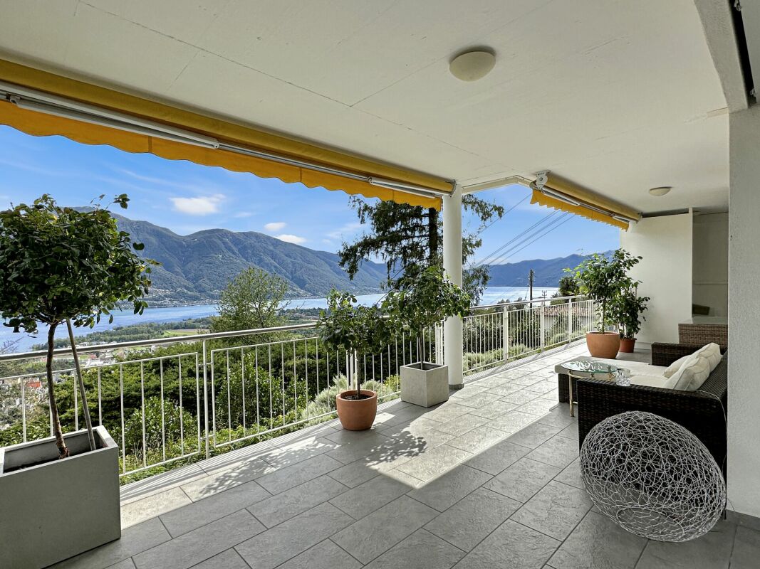 Überdachte Terrasse mit Seeblick