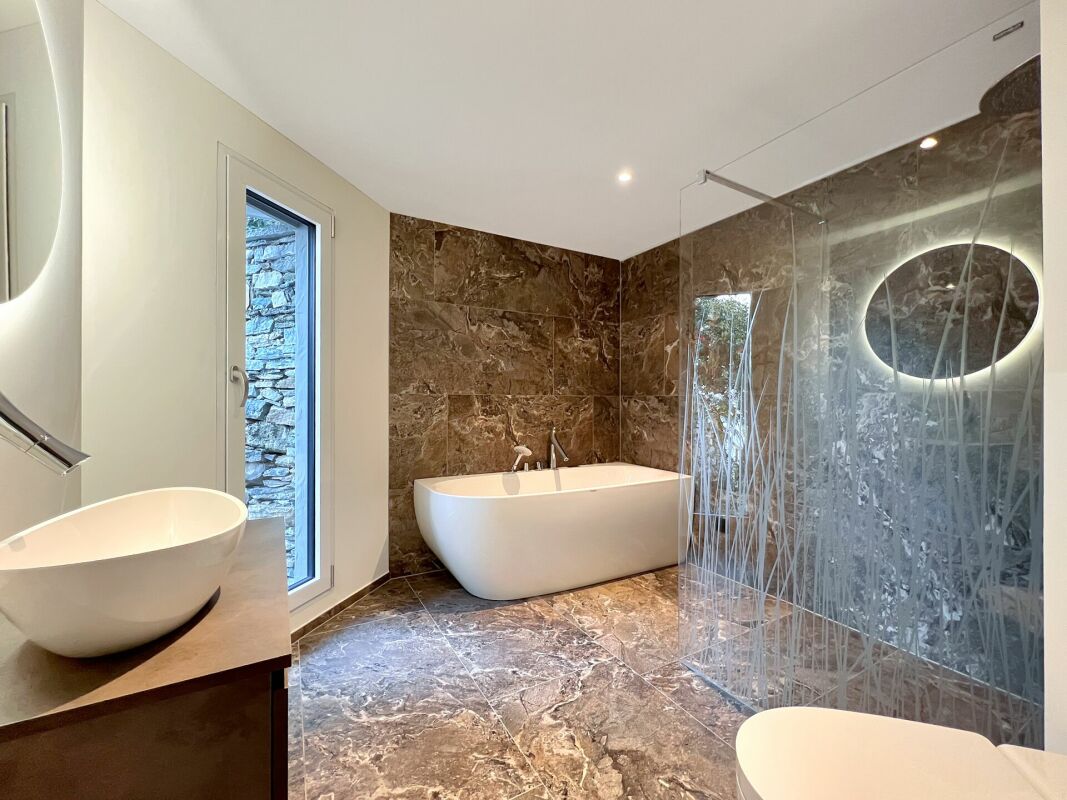 Luxuriöses Badezimmer mit Naturstein und freistehender Wanne