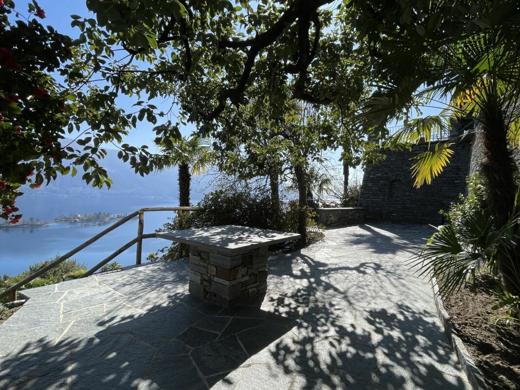 Tropische Terrasse mit Seeblick