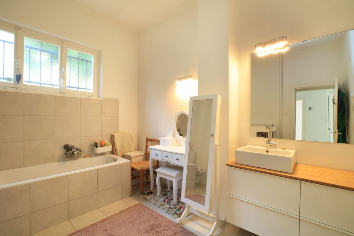 Helles Badezimmer mit Badewanne und Waschtisch