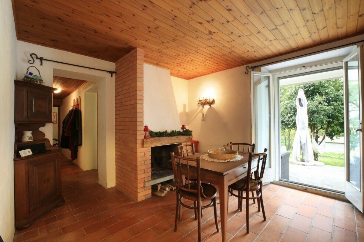 Essbereich mit Kamin und Terrassentür
