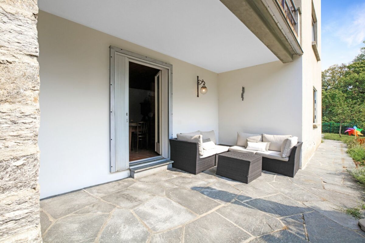 Terrasse mit Sitzgruppe am Haus