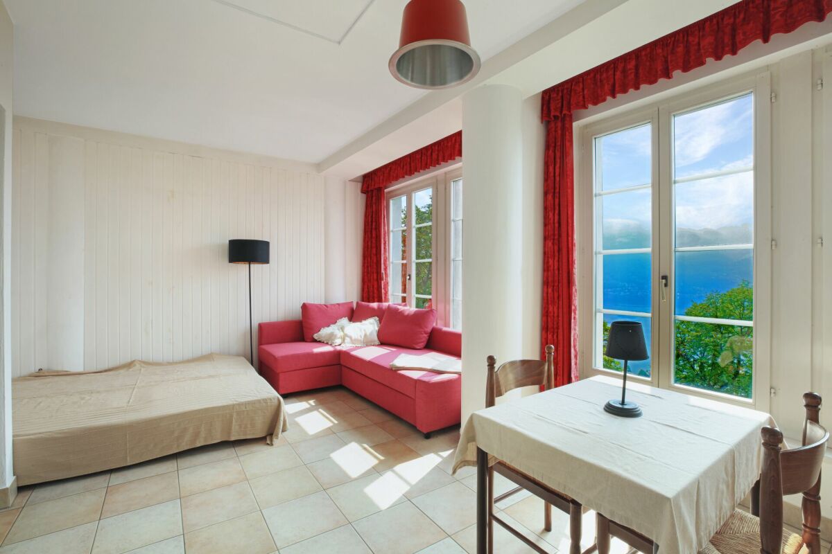 Helles Zimmer mit Meerblick und Sitzbereich
