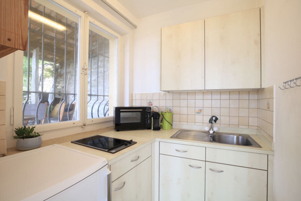 Kleine helle Küchenzeile mit Fenster
