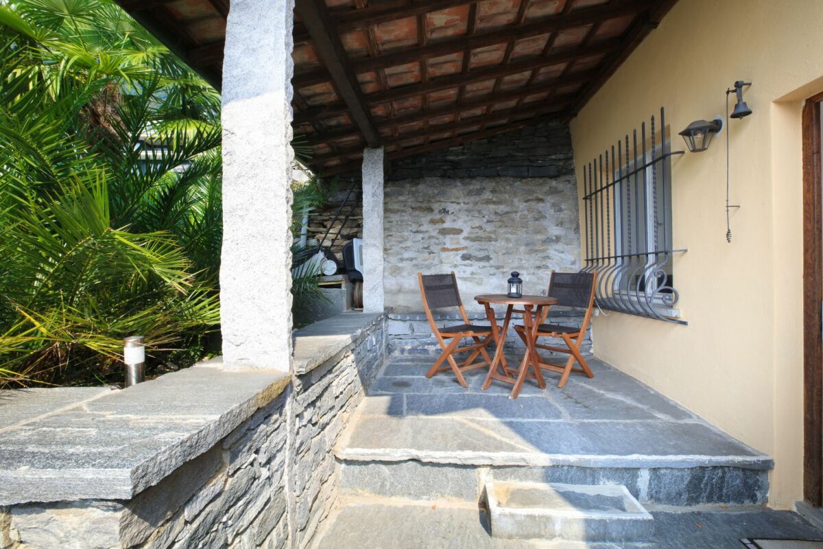 Überdachte Terrasse mit Sitzgruppe