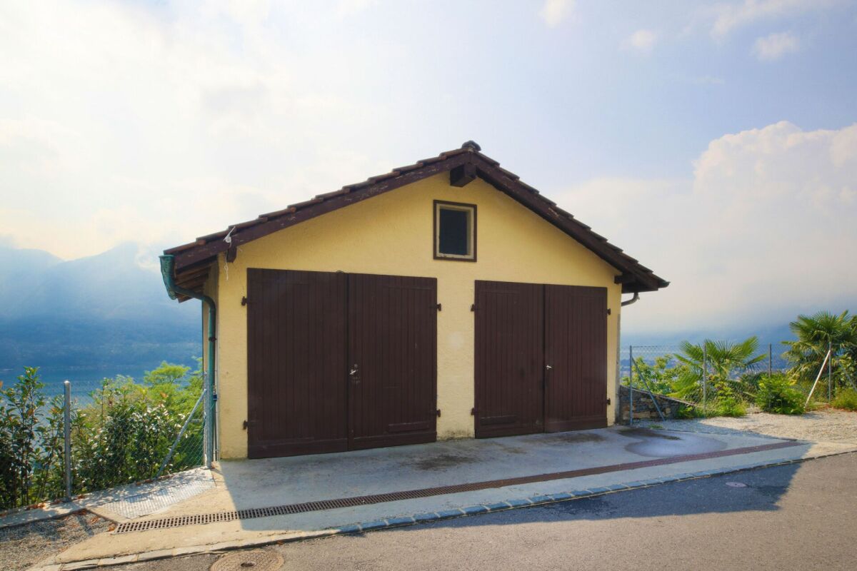 Außenansicht einer Garage mit Bergblick