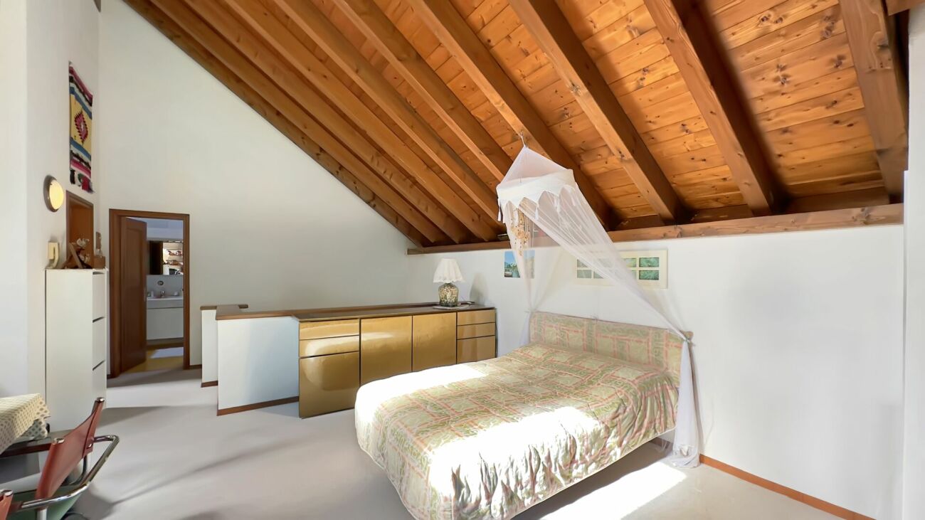 Dachzimmer mit Bett und Dachschräge