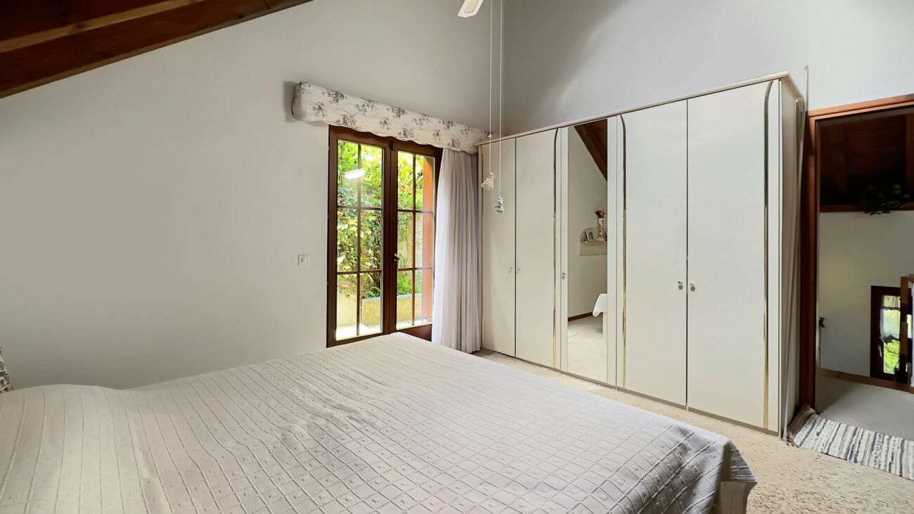 Helles Schlafzimmer mit Dachschräge
