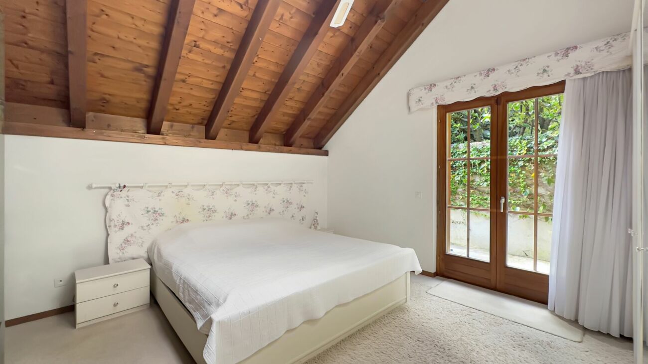 Gemütliches Schlafzimmer mit Holzbalkendecke