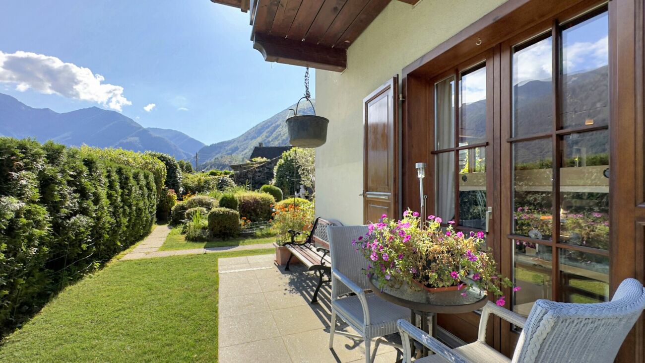 Gartenterrasse mit Bergblick