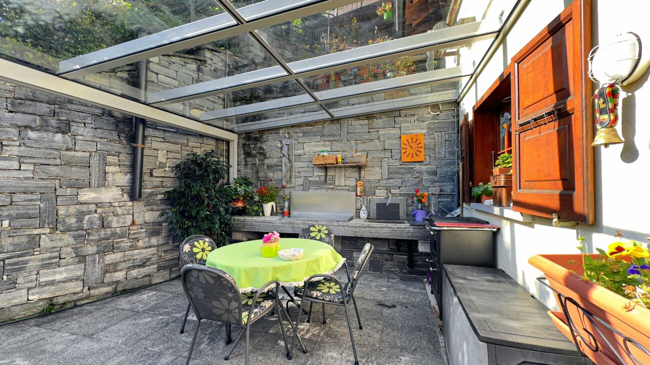Überdachte Terrasse mit Outdoor-Essbereich