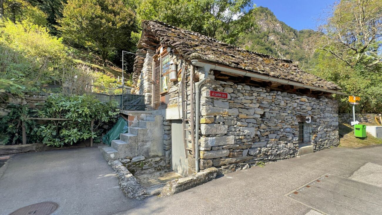 Historisches Steinhaus im Grünen