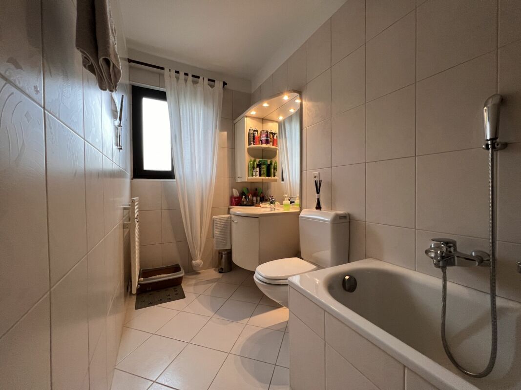 Bad mit Wanne und Waschbeckenbereich