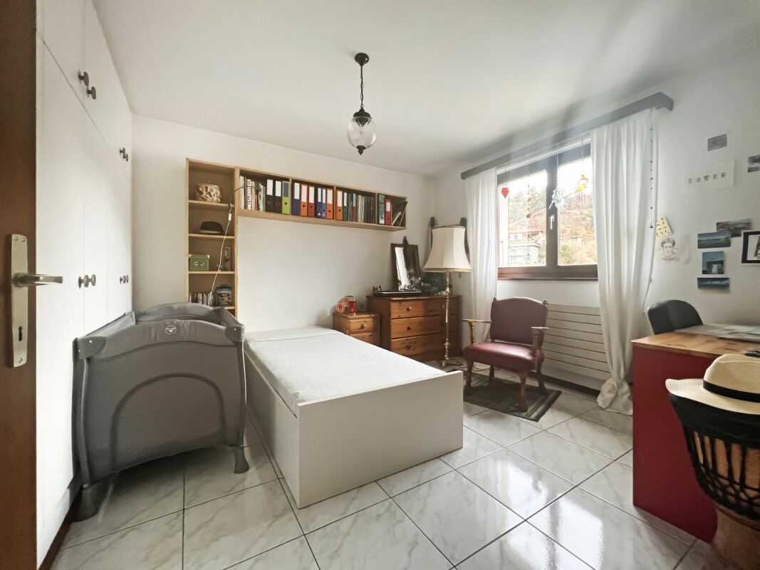 Schlafzimmer mit Einzelbett und Fenster