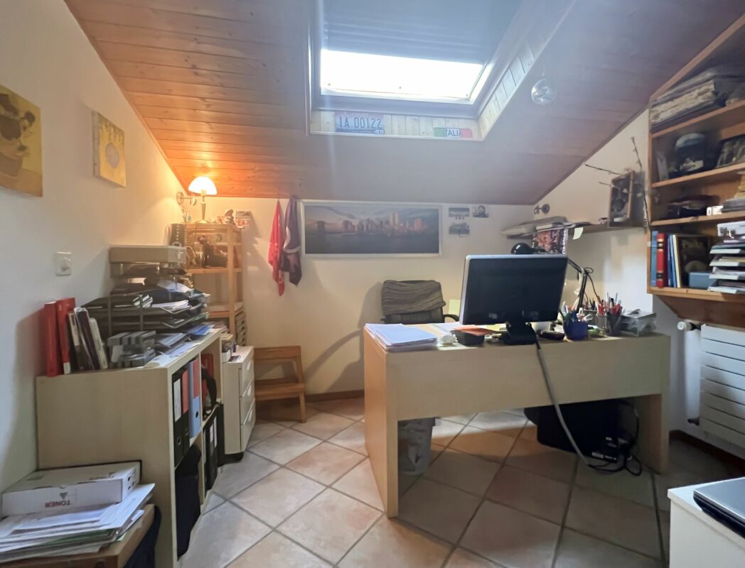 Dachgeschoss-Büro mit Dachfenster