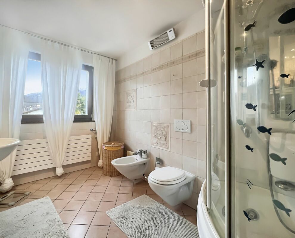 Badezimmer mit Dusche und Bidet