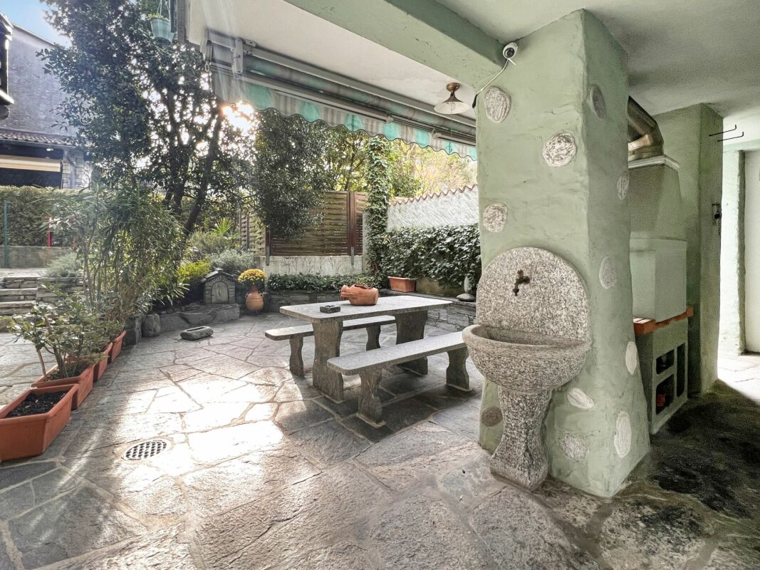 Überdachte Terrasse mit Gartenwaschbecken