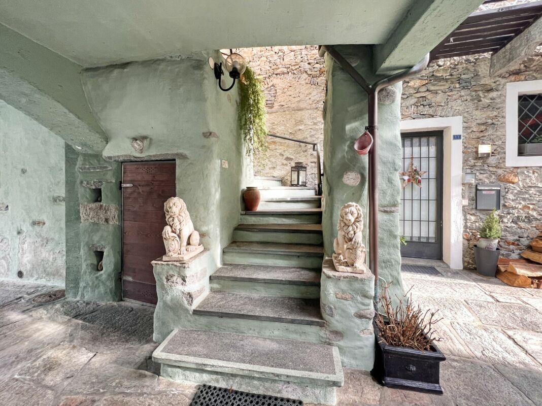 Historischer Eingangsbereich mit Treppe