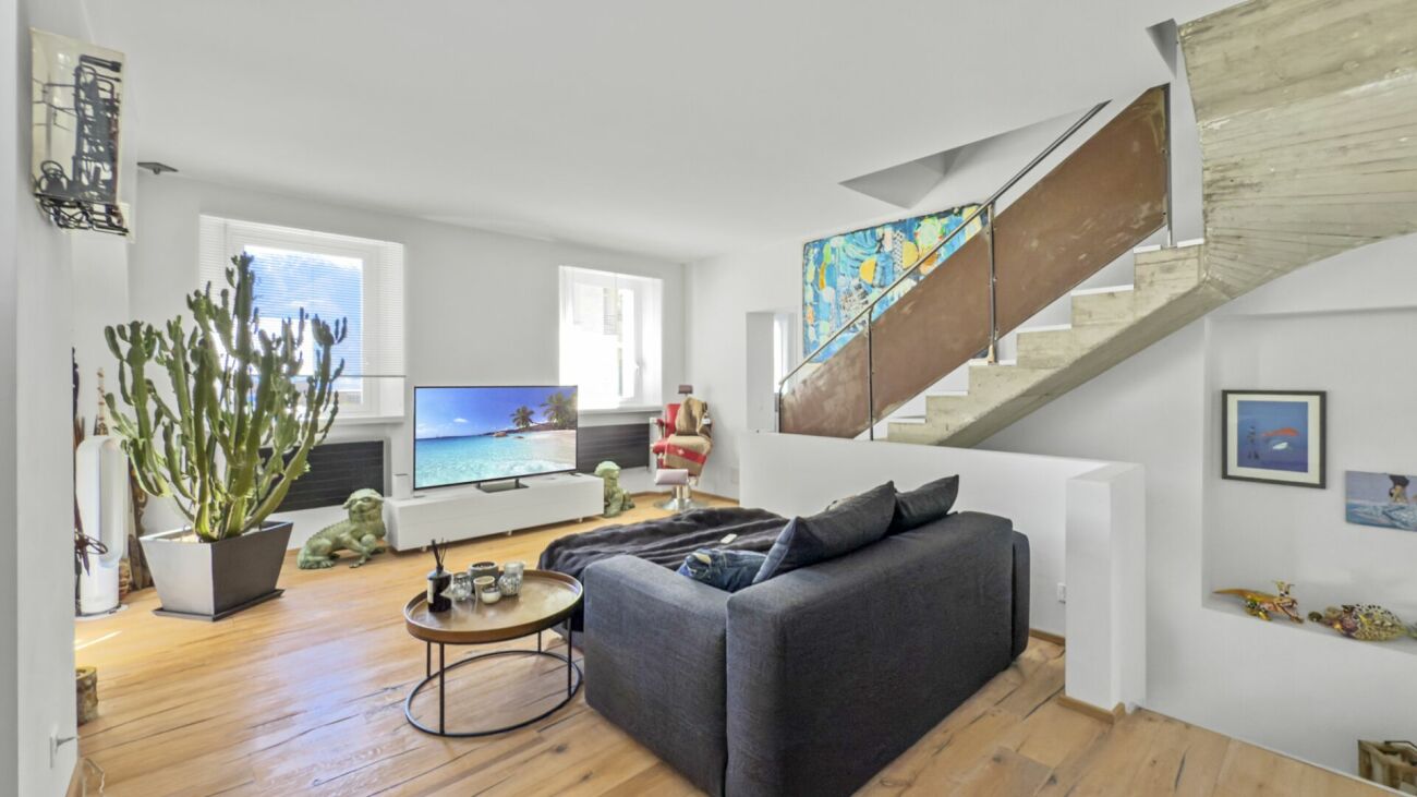 Wohnzimmer mit Treppe