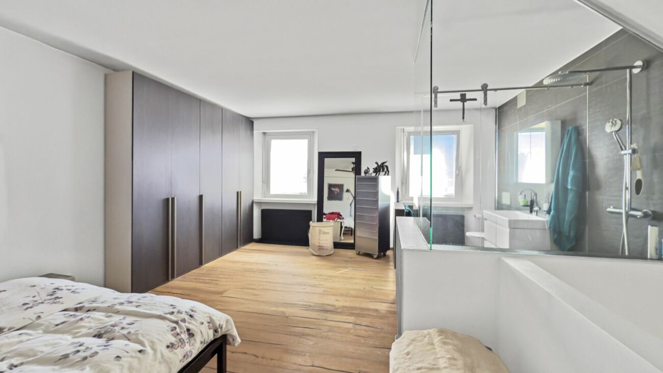 Modernes Badezimmer mit angrenzendem Schlafbereich