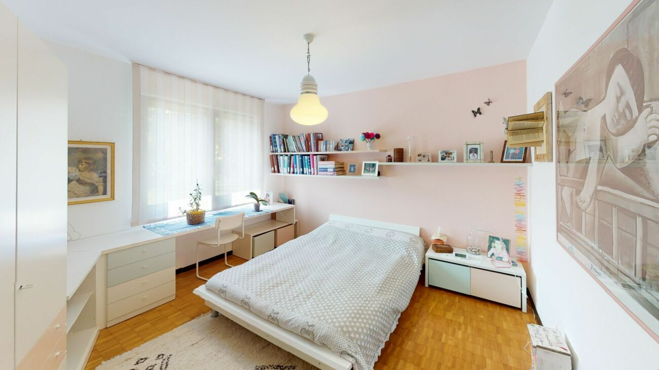 Helles Schlafzimmer mit Arbeitsplatz