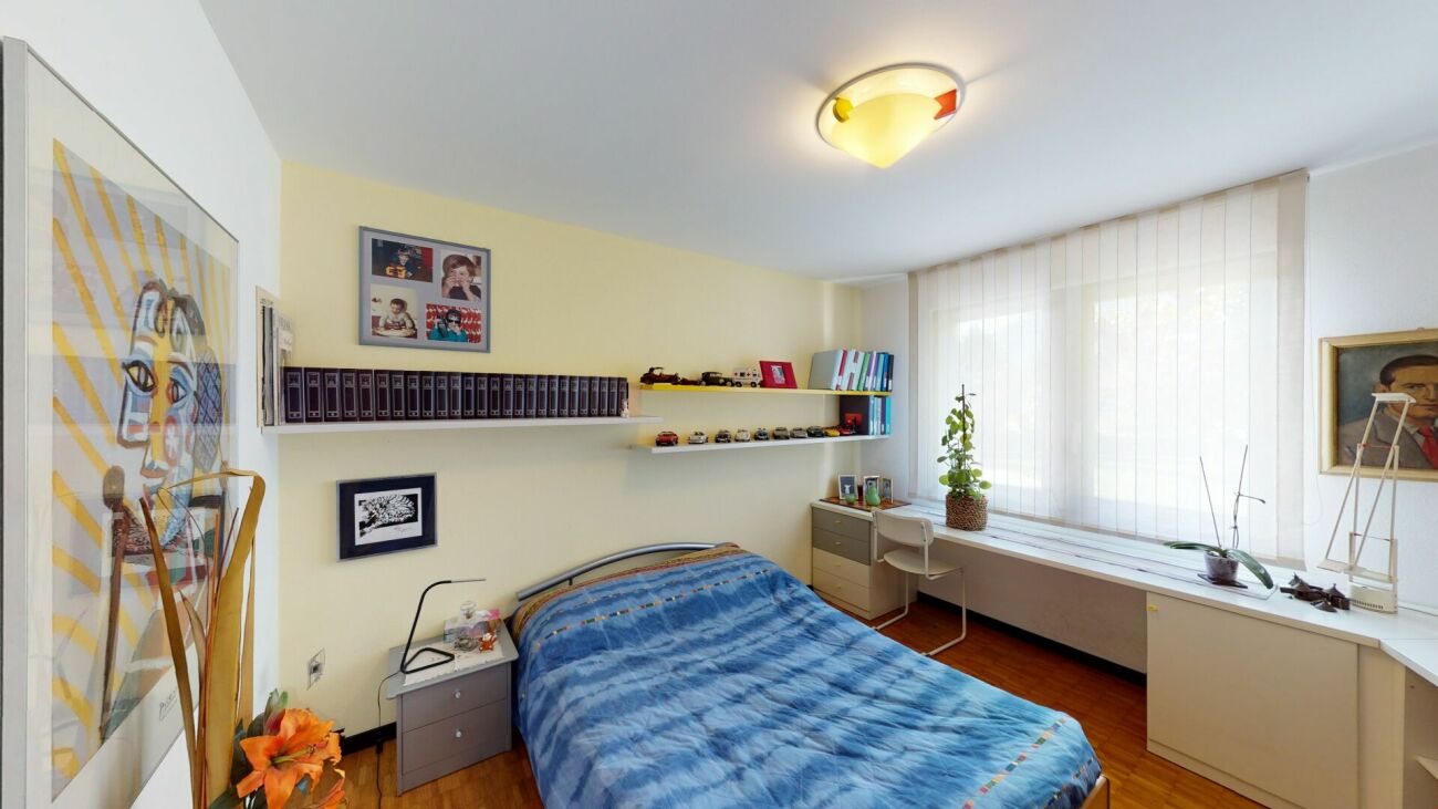 Schlafzimmer mit Fensterbank-Arbeitsplatz