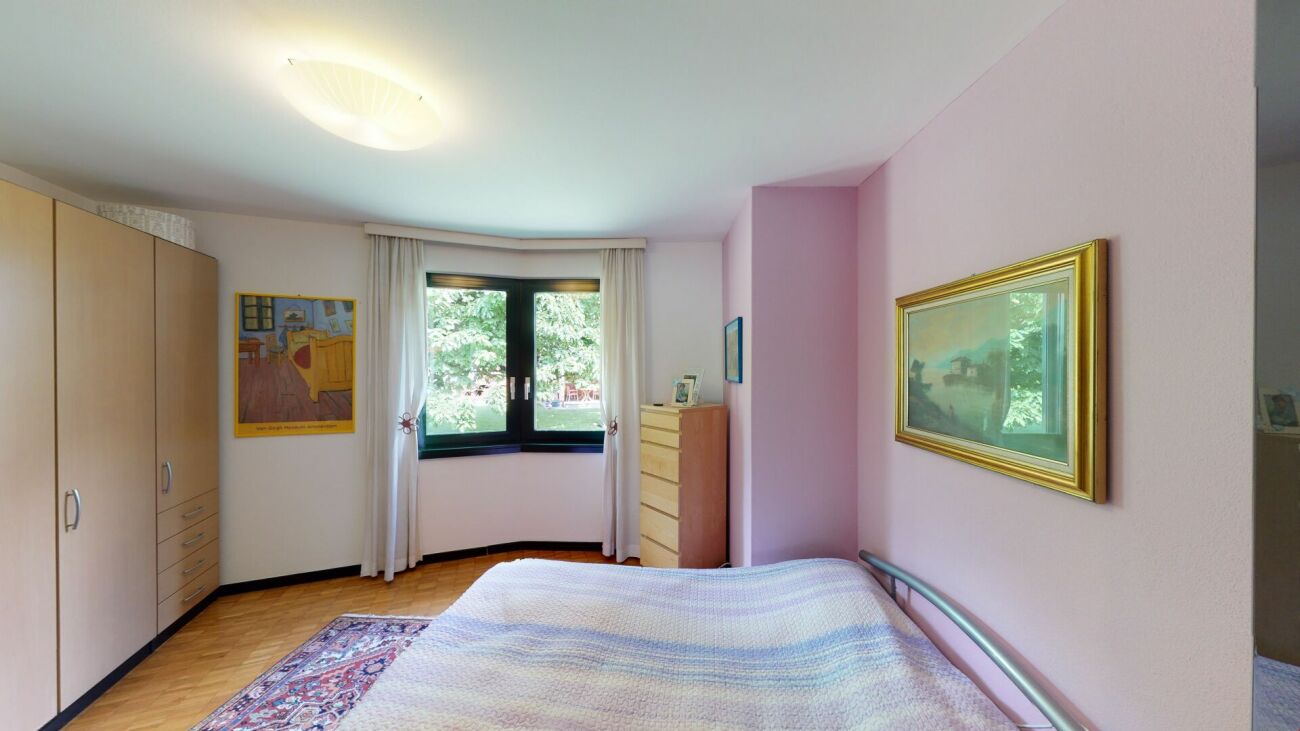 Schlafzimmer mit Balkonblick