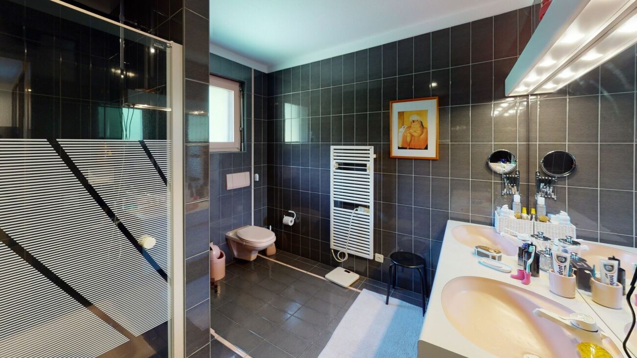 Modernes Badezimmer mit dunkler Fliesenoptik