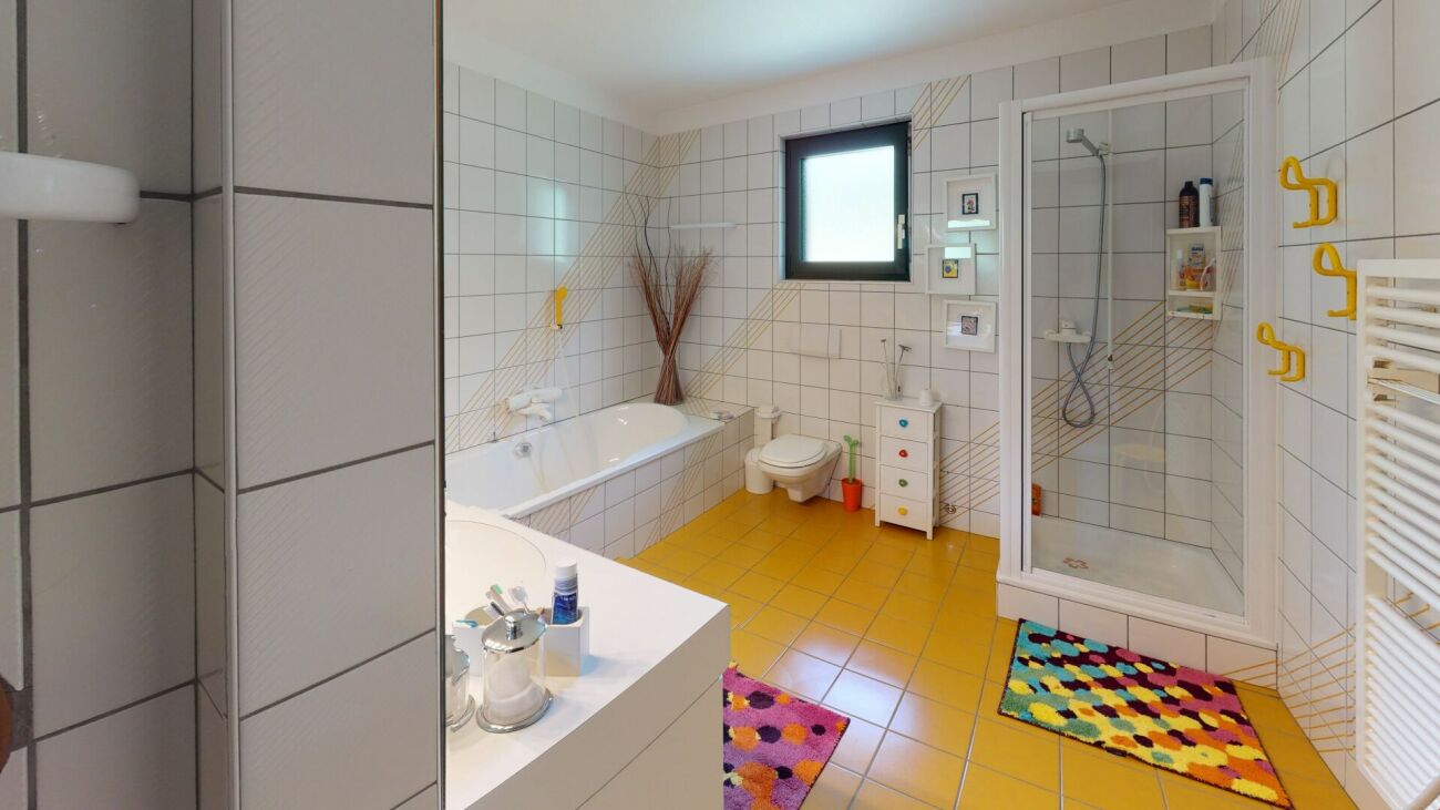 Buntes Familienbad mit Dusche und Wanne