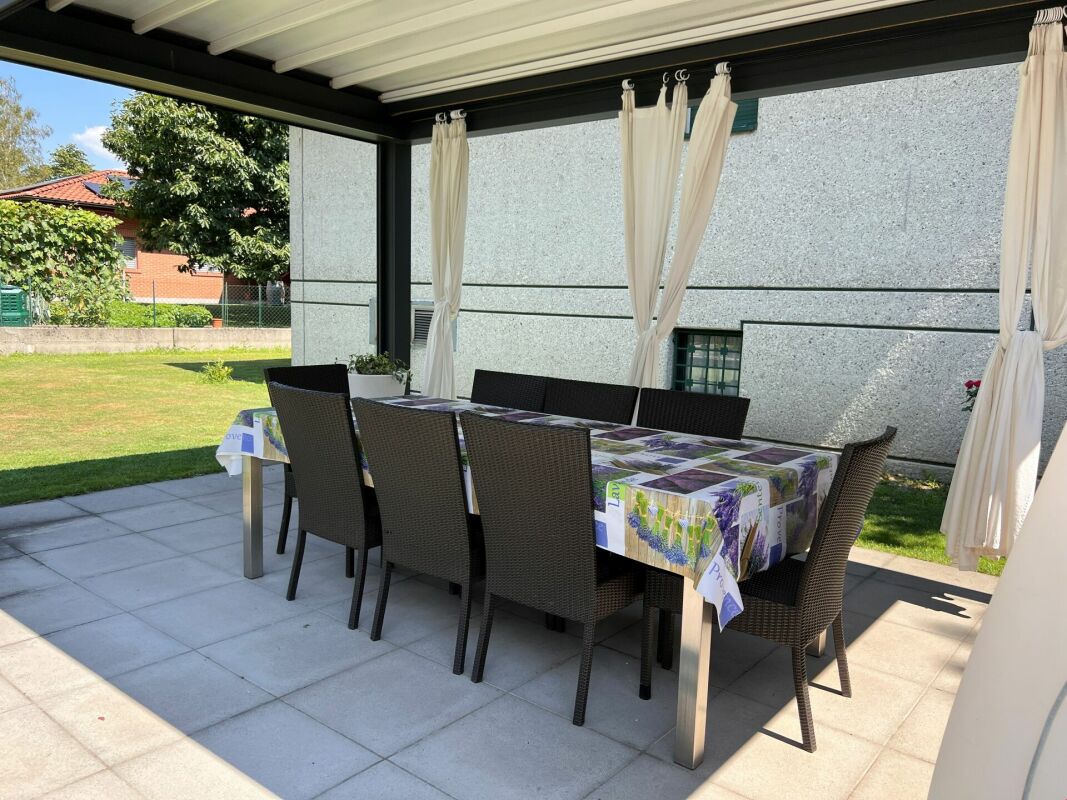 Überdachte Terrasse mit Esstisch