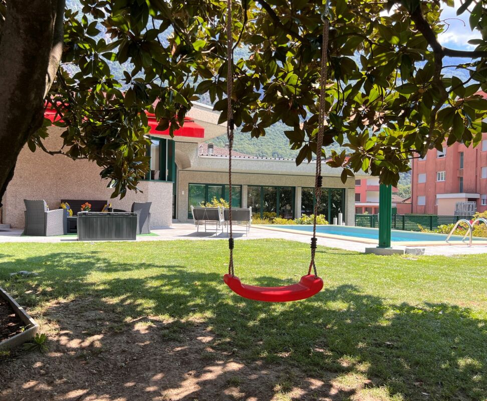 Garten mit Pool und Spielschaukel