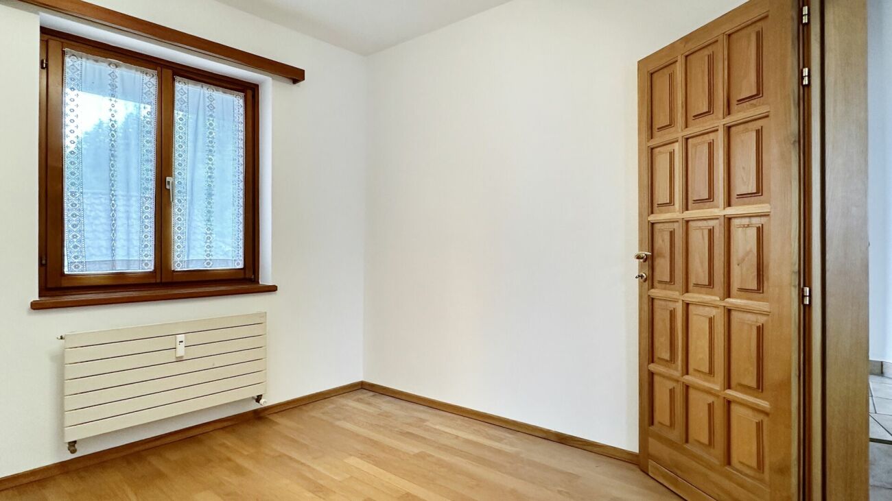 Leerer Innenraum mit Holzfenster und Holztür