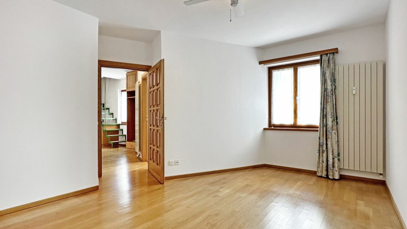Heller leerer Raum mit Holzboden und Fenster