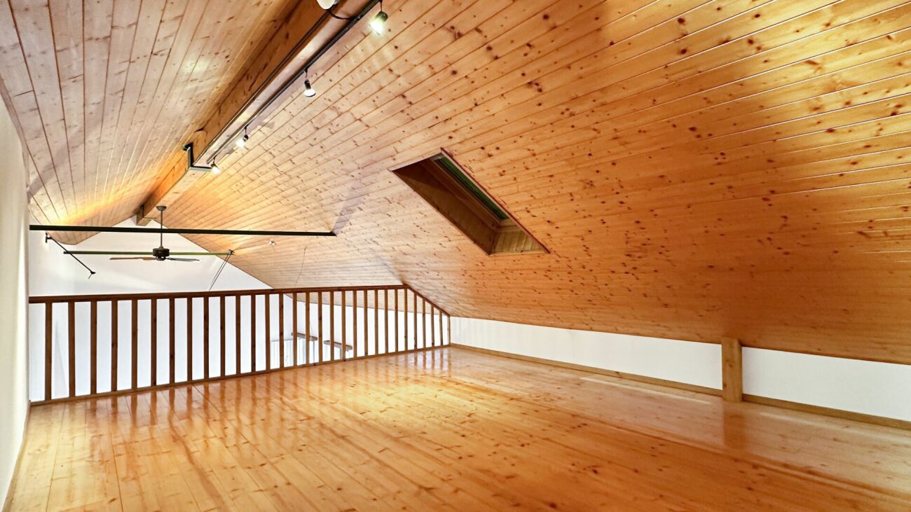 Ausgebauter Dachboden mit Holzverkleidung