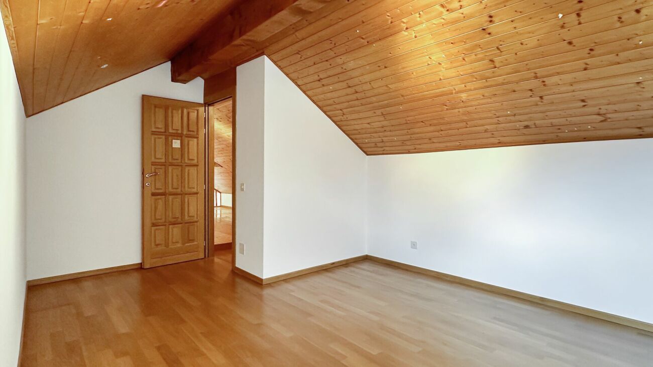 Dachgeschosszimmer mit Holzdecke