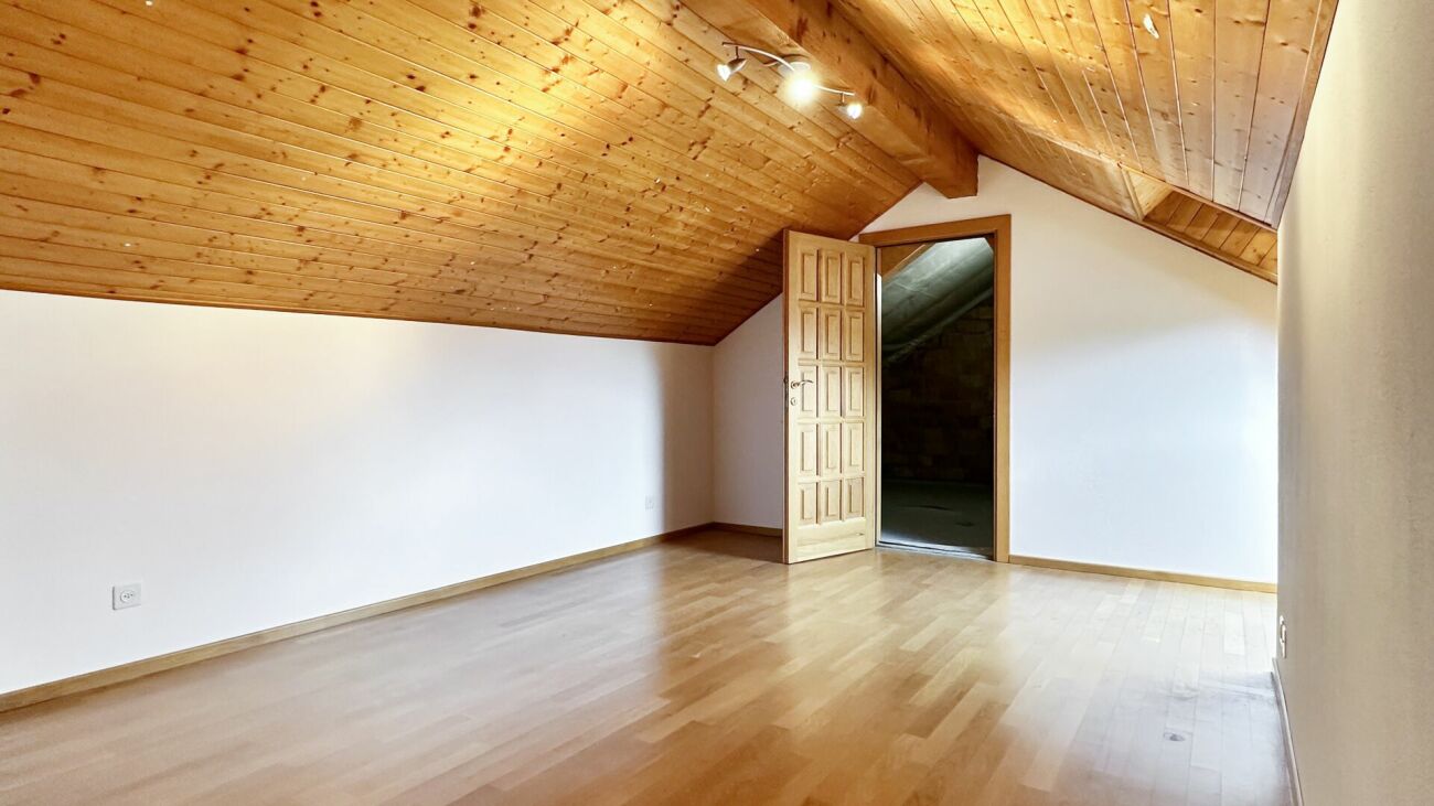 Dachgeschossraum mit Holzdecke