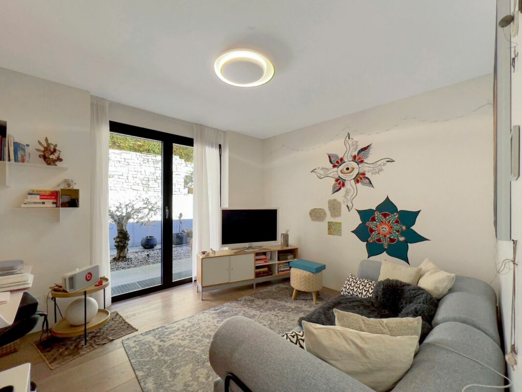 Helles Wohnzimmer mit bodentiefer Terrassentür