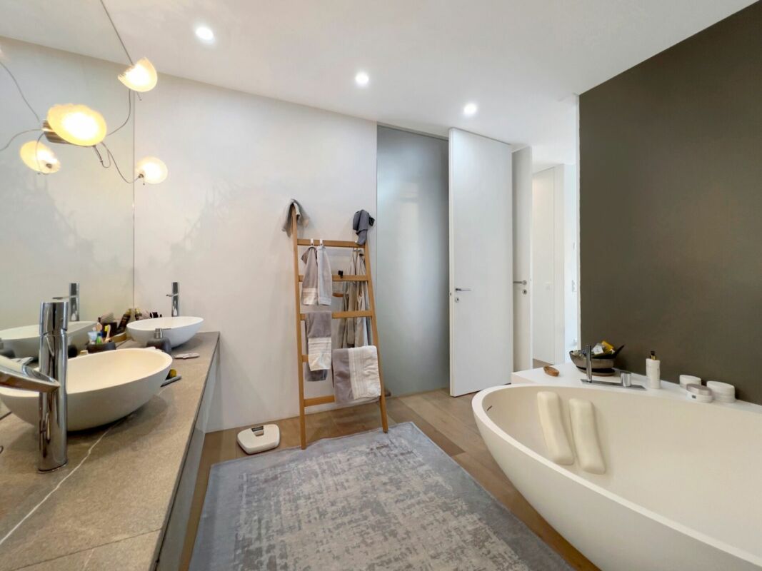 Modernes Badezimmer mit freistehender Wanne