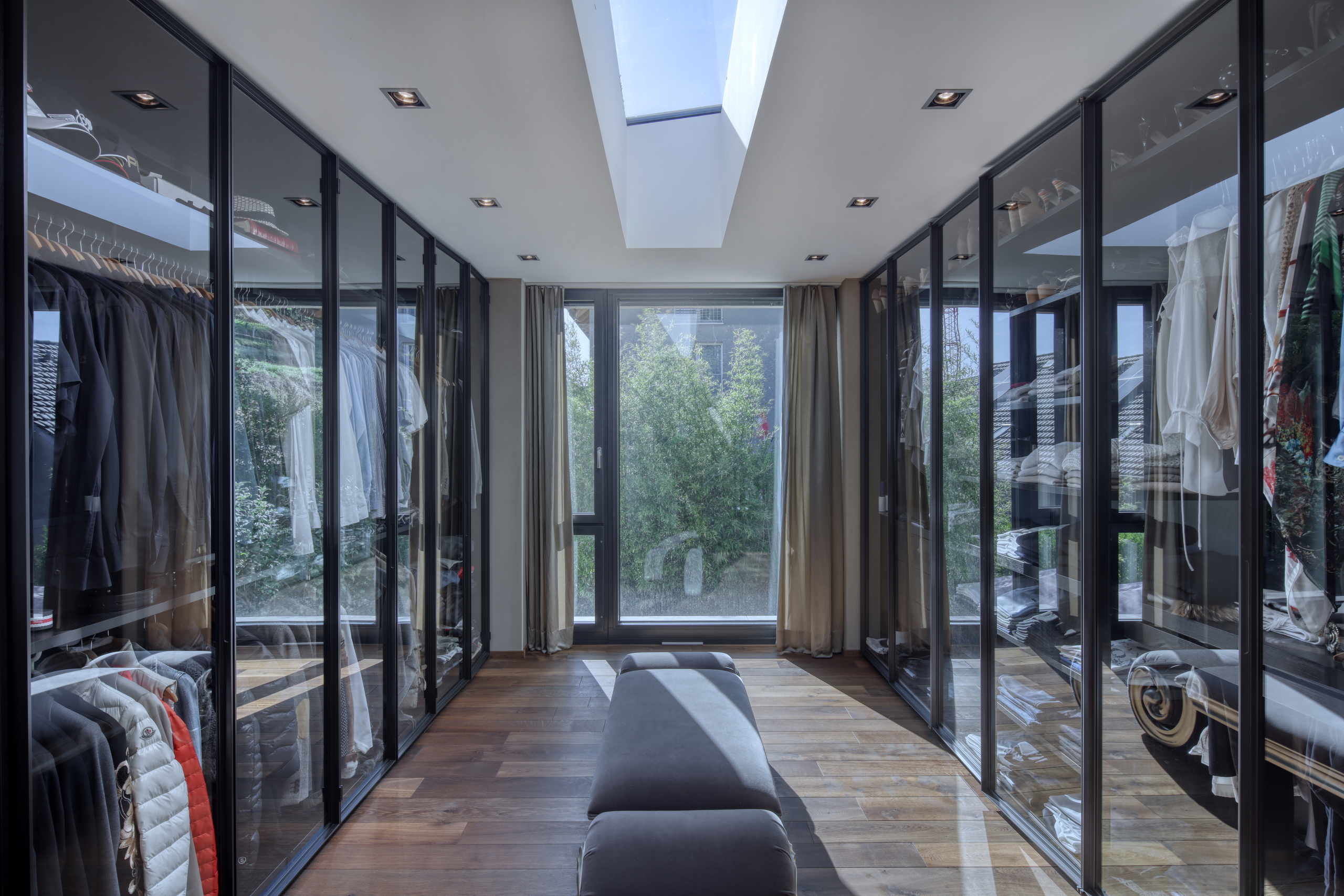 Ankleidezimmer mit Glasfront und Dachfenster