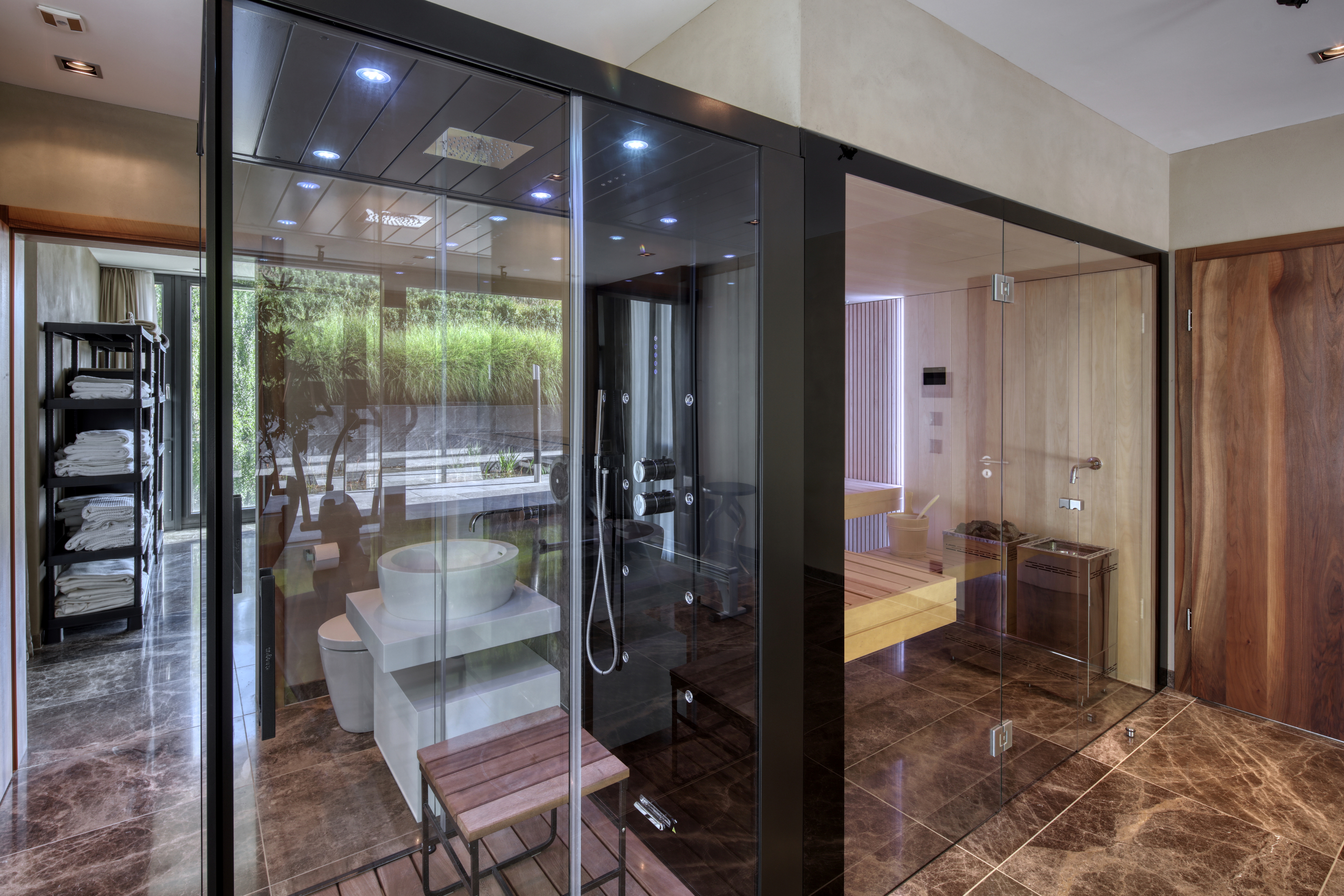 Luxuriöses Spa-Badezimmer mit Glasduschen