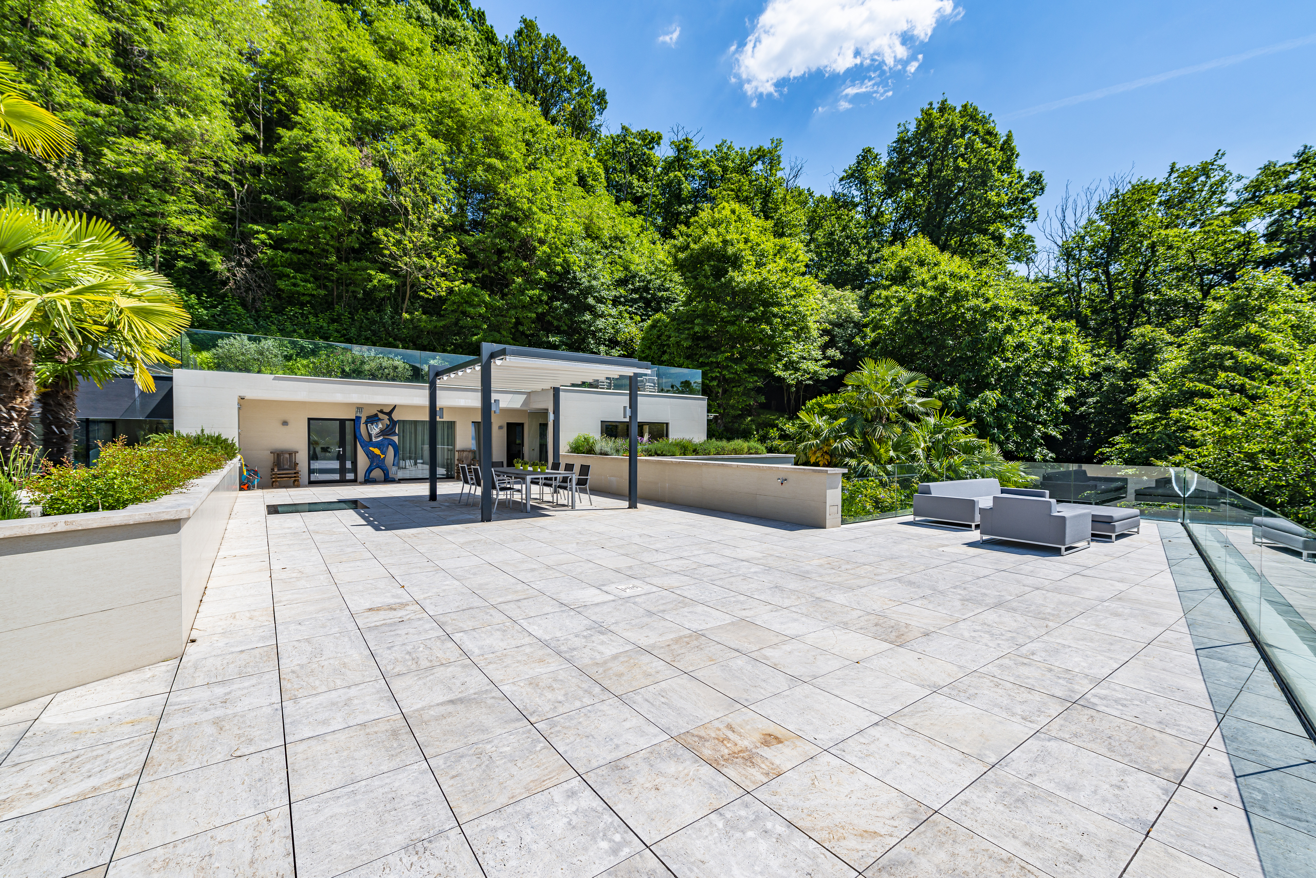 Große moderne Dachterrasse mit Lounge und Pergola
